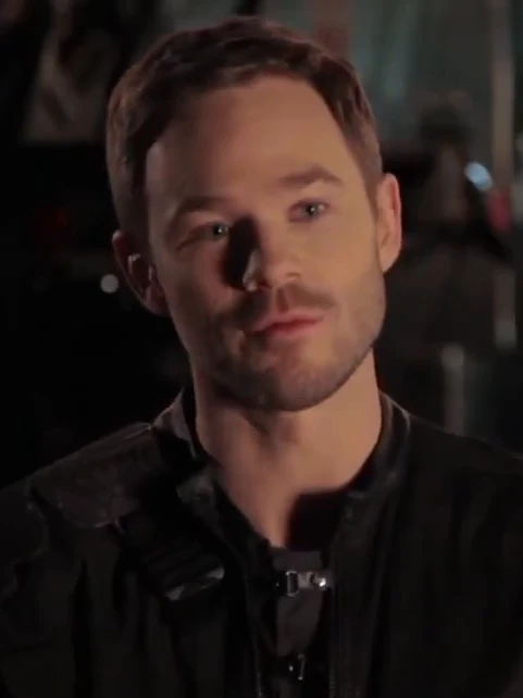 Aaron Ashmore headshot