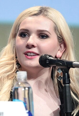 Abigail Breslin headshot