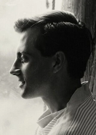 Alejandro Rey headshot