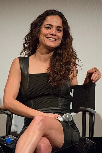 Alice Braga headshot