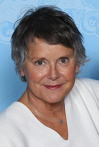 Amanda Bearse headshot