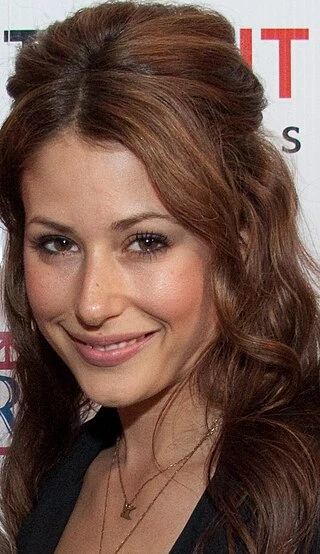 Amanda Crew headshot
