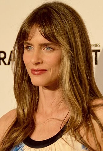 Amanda Peet headshot