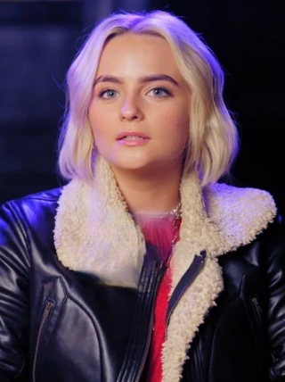 Amelia Eve headshot
