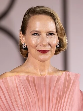 Amy Ryan headshot
