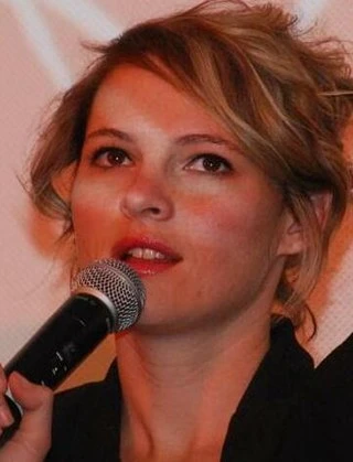 Amy Seimetz headshot