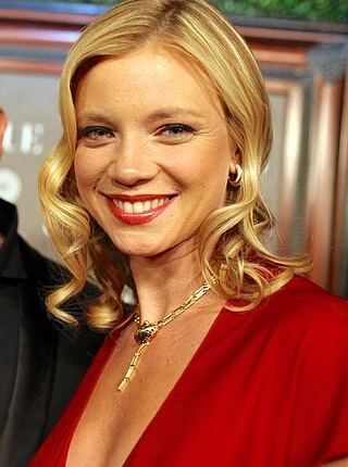 Amy Smart headshot