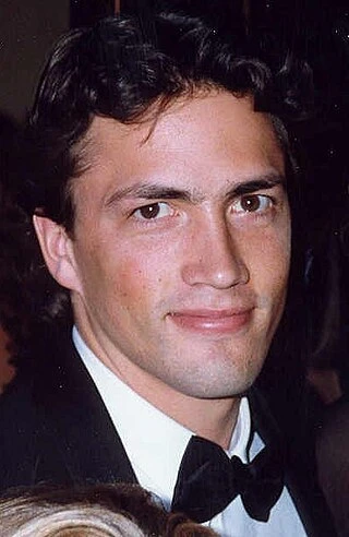 Andrew Shue headshot
