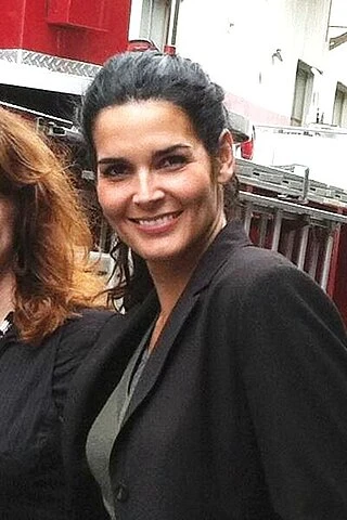 Angie Harmon headshot