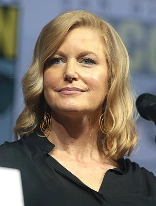 Anna Gunn headshot