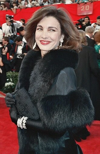 Anne Archer headshot