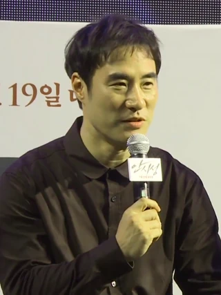 Bae Seong-woo headshot