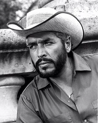 Carlos Leon headshot