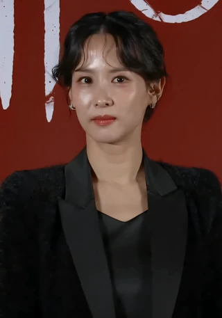 Cho Yeo-jeong headshot