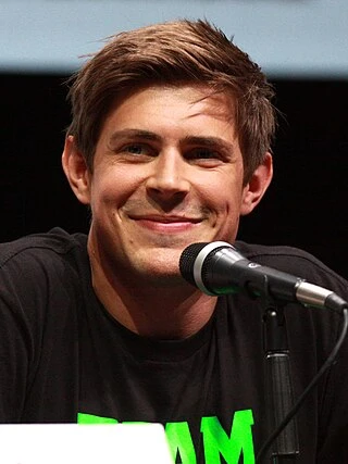 Chris Lowell headshot