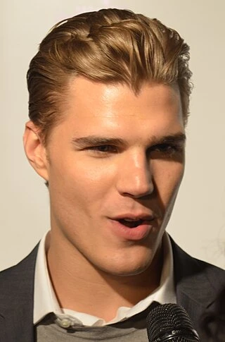 Chris Zylka headshot
