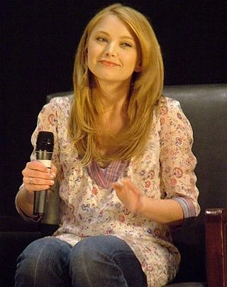 Elisabeth Harnois headshot