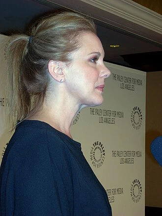 Elizabeth Perkins headshot