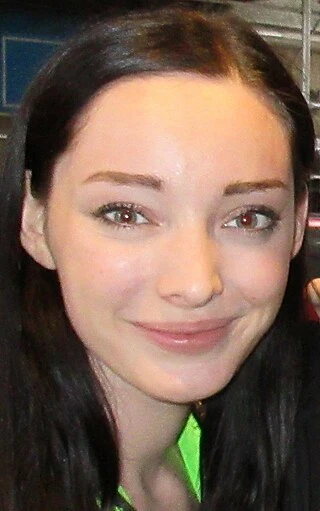 Emma Dumont headshot