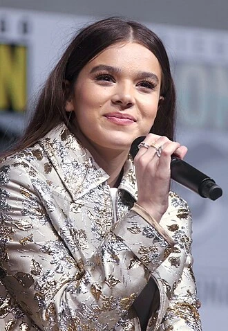 Hailee Steinfeld headshot