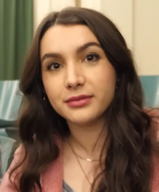 Hannah Marks headshot