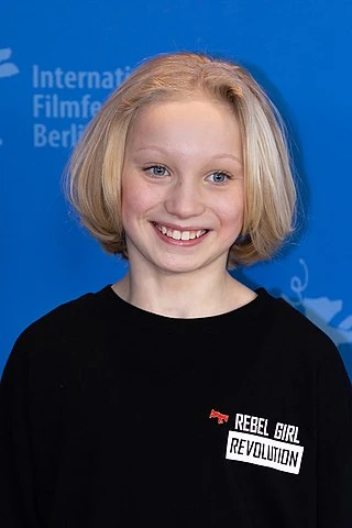 Helena Zengel headshot