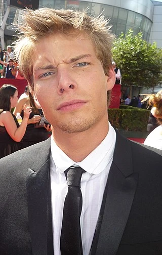 Hunter Parrish headshot
