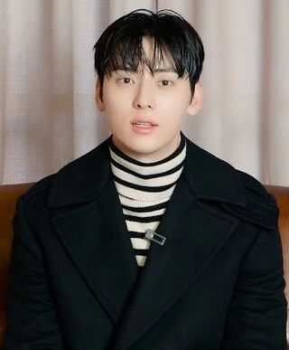 Hwang Min-hyun headshot