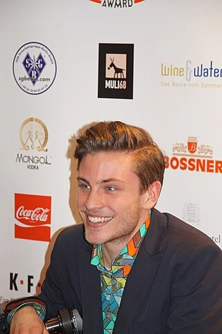 Jannik Schümann headshot