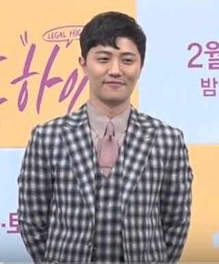 Jin Goo headshot