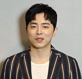 Jo Jung-suk headshot
