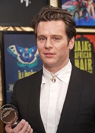 Jonathan Groff headshot
