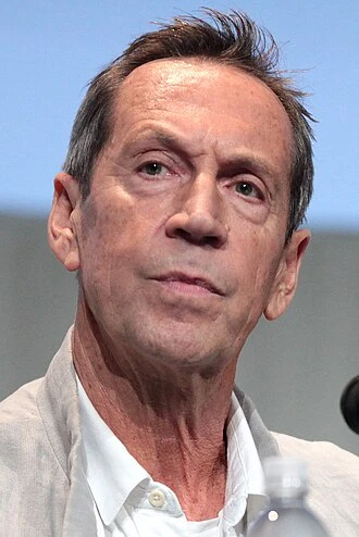 Jonathan Hyde headshot