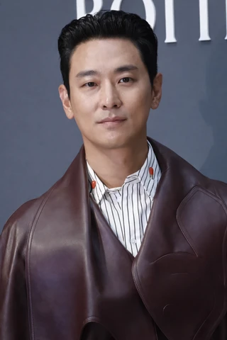 Ju Ji-hoon headshot