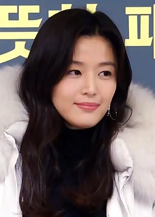 Jun Ji-hyun headshot