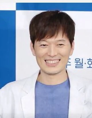 Jung Jae-young headshot