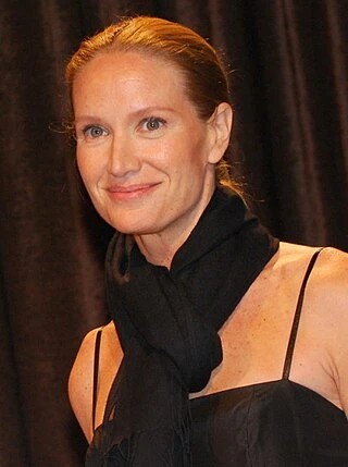 Kelly Lynch headshot