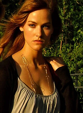 Kelly Overton headshot