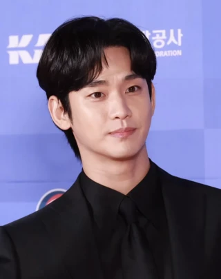 Kim Soo-hyun headshot