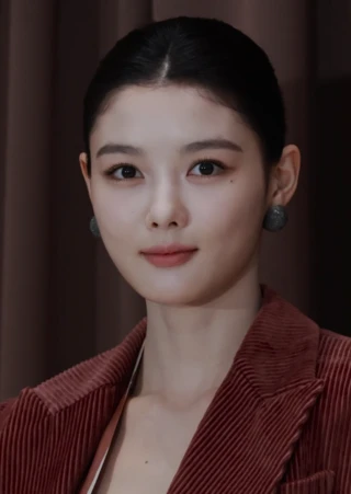 Kim Yoo-jung headshot