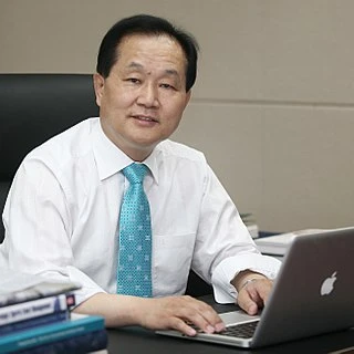 Kim Yoon-seok headshot