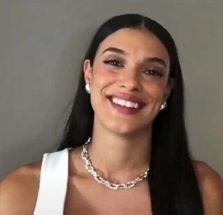 Laysla De Oliveira headshot