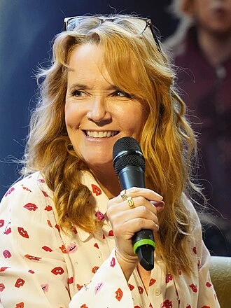 Lea Thompson headshot