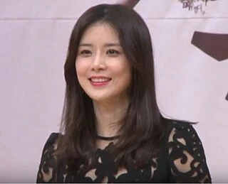 Lee Bo-young headshot