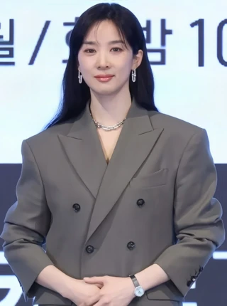 Lee Chung-ah headshot