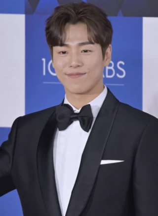 Lee Hyun-woo headshot