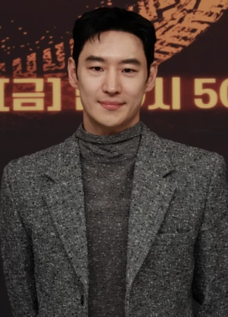 Lee Je-hoon headshot