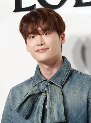 Lee Jong-suk headshot