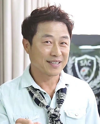 Lee Moon-sik headshot