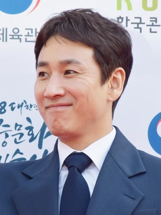Lee Sun-kyun headshot